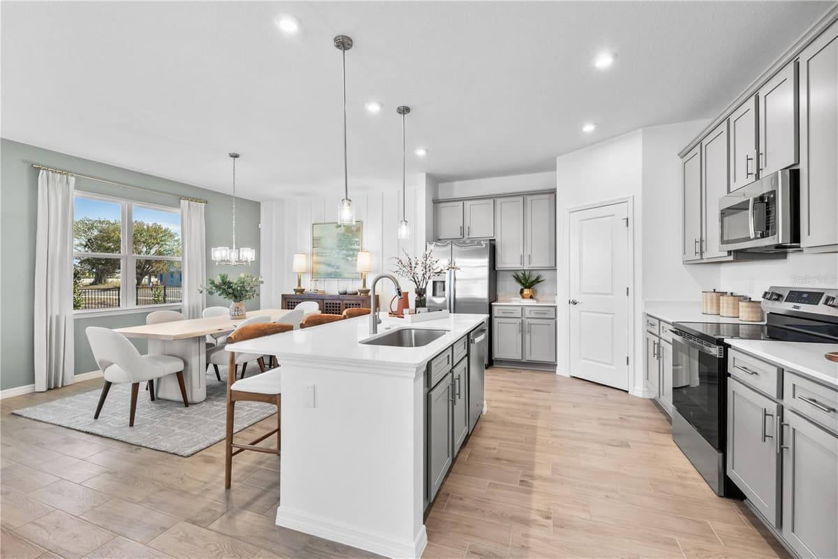 806 CASTLEFORD AVENUE — photo 9 of 49