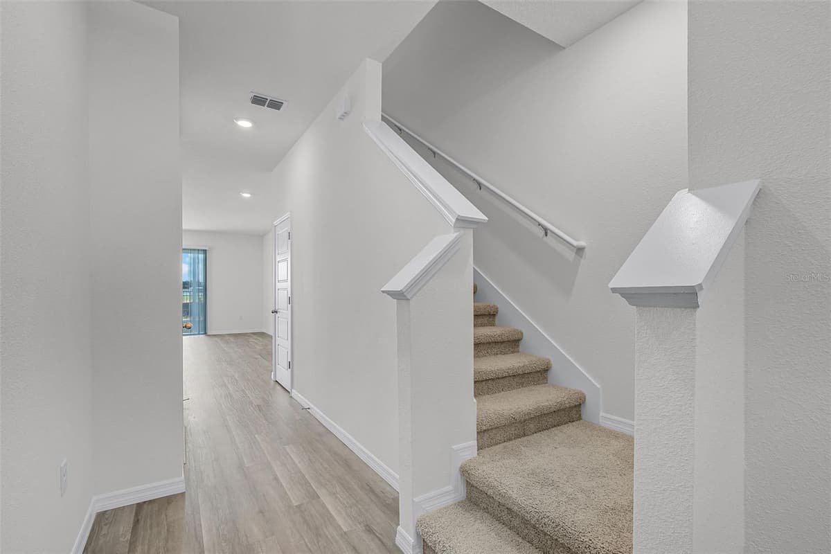 2582 OLYMPIC COURT — photo 2 of 32
