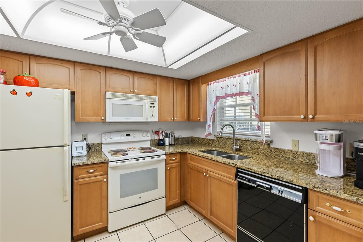 942 CAPRI ISLES BOULEVARD — photo 3 of 39