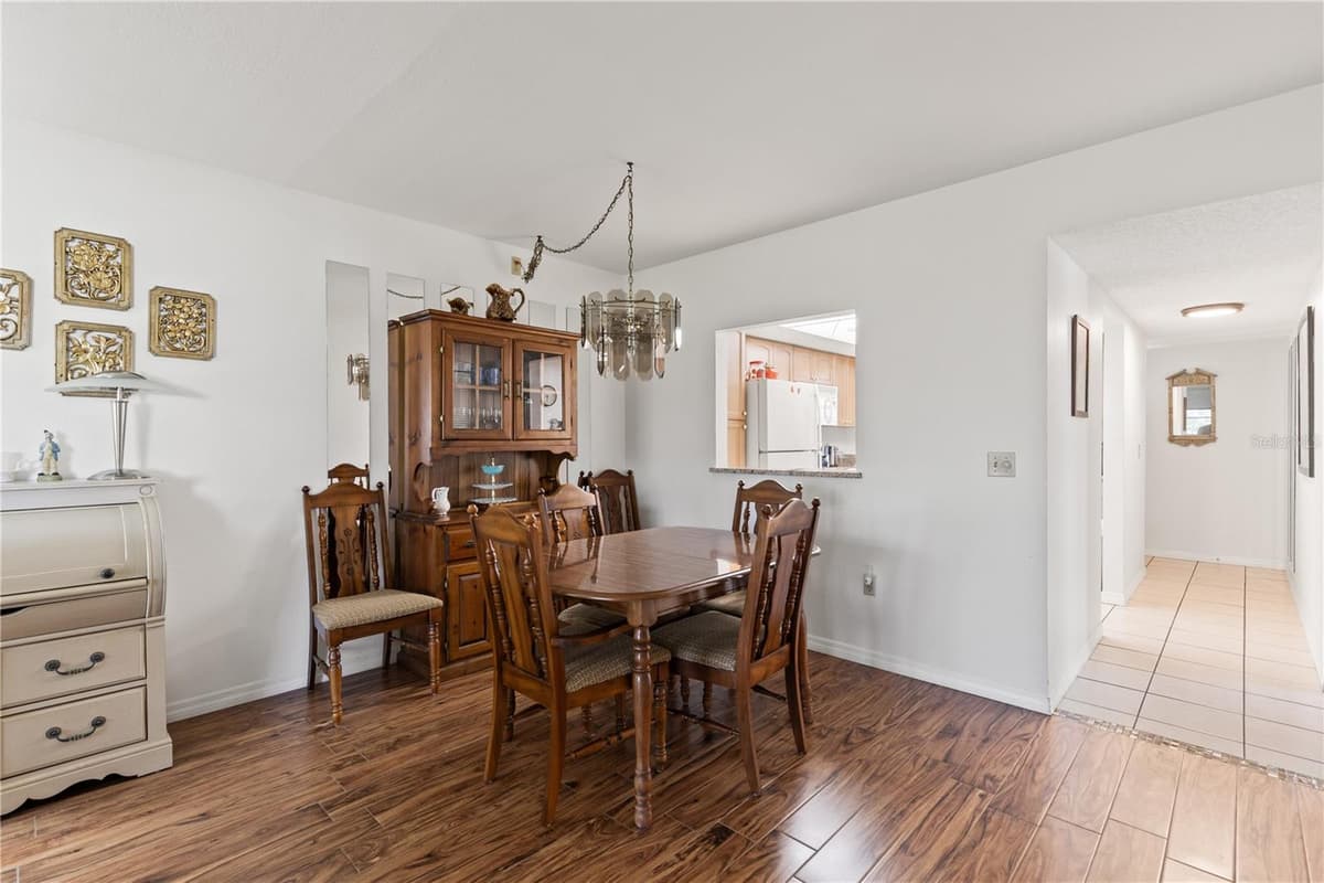 942 CAPRI ISLES BOULEVARD — photo 12 of 39