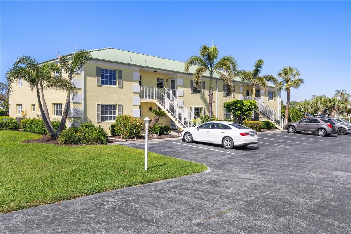 942 CAPRI ISLES BOULEVARD — photo 1 of 39
