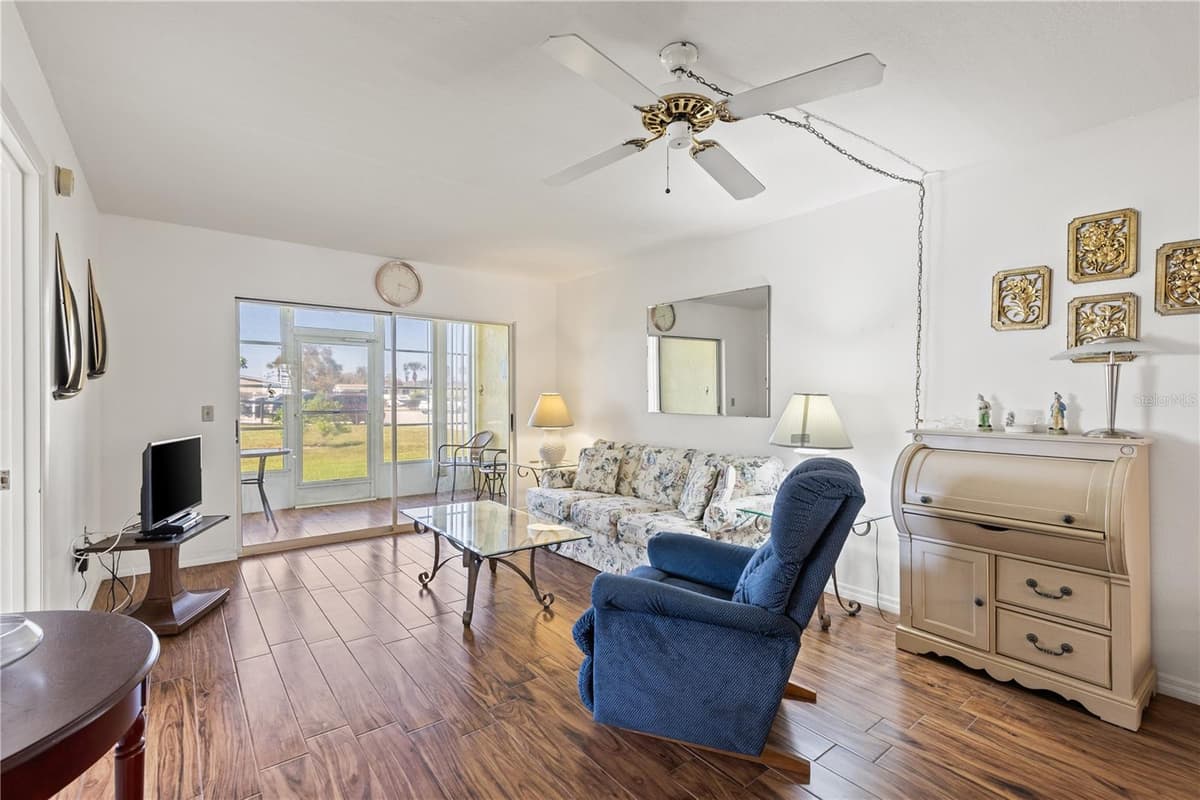 942 CAPRI ISLES BOULEVARD — photo 15 of 39
