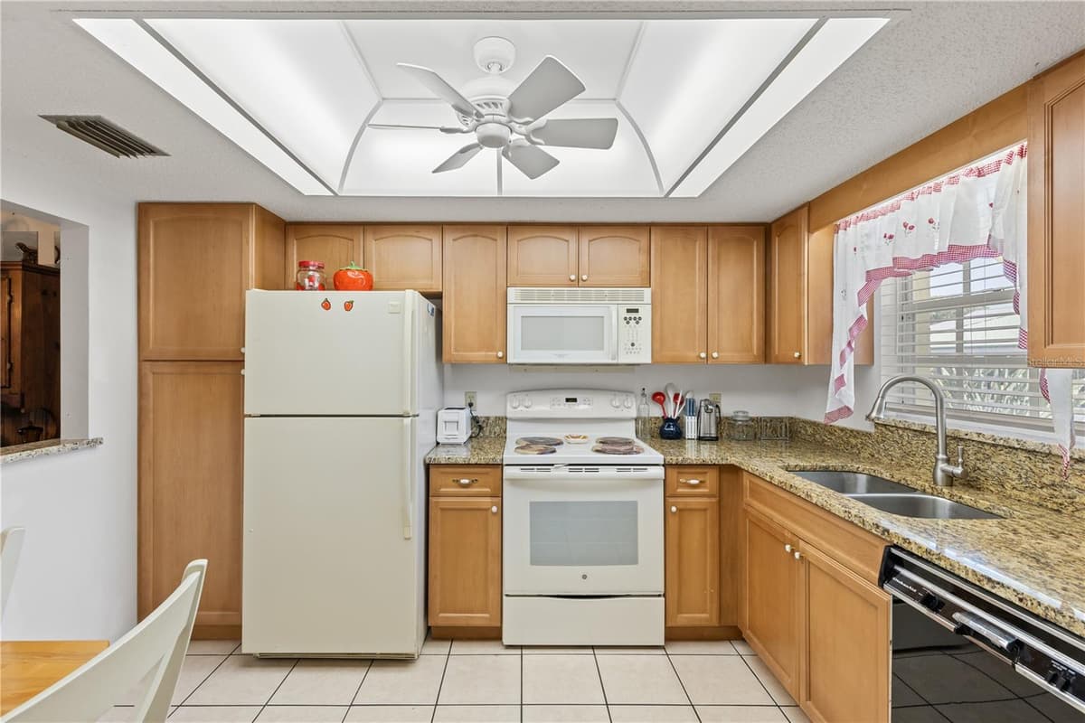 942 CAPRI ISLES BOULEVARD — photo 4 of 39