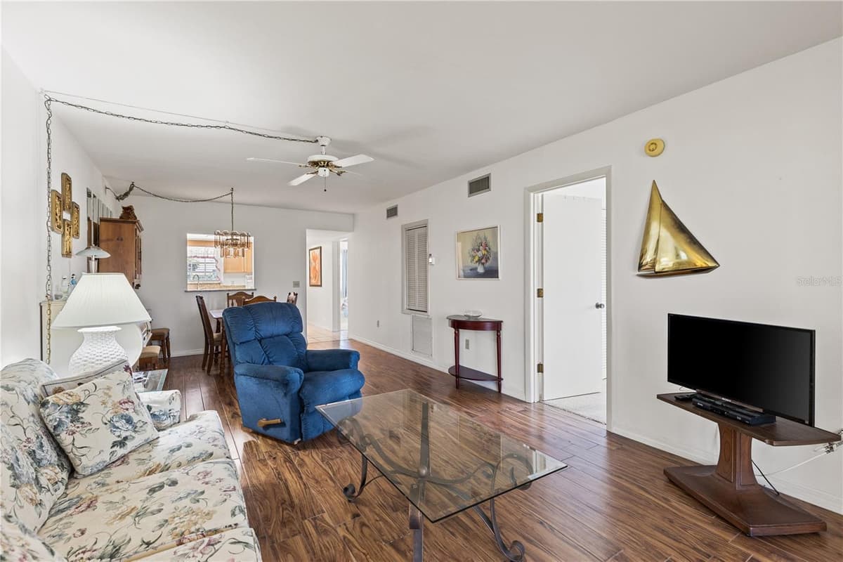 942 CAPRI ISLES BOULEVARD — photo 14 of 39