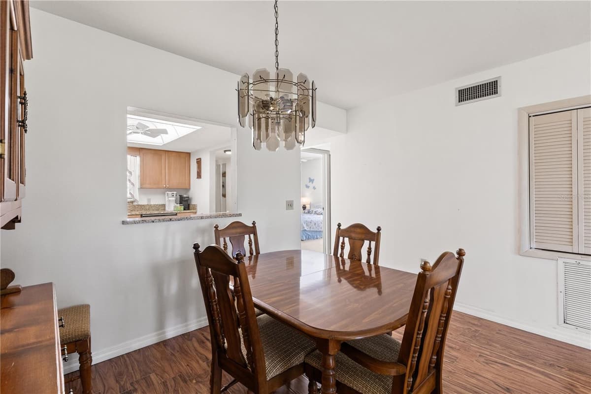 942 CAPRI ISLES BOULEVARD — photo 11 of 39