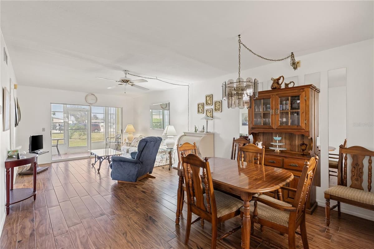 942 CAPRI ISLES BOULEVARD — photo 10 of 39
