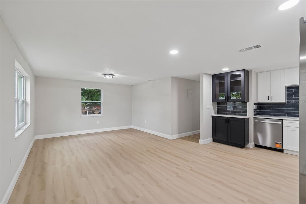 4504 ASHMORE DRIVE — photo 7 of 54