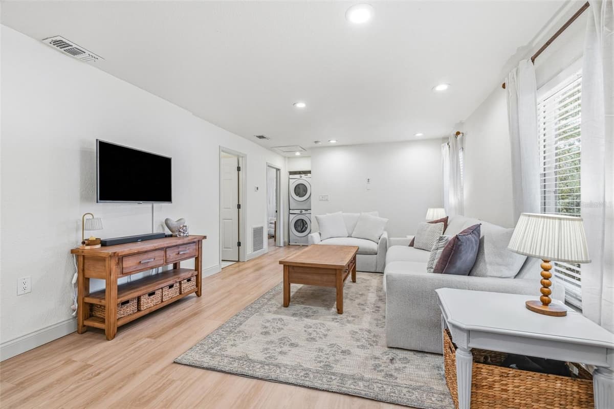 3913 WALLACE AVENUE — photo 6 of 25