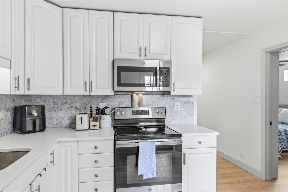 3913 WALLACE AVENUE — photo 10 of 25
