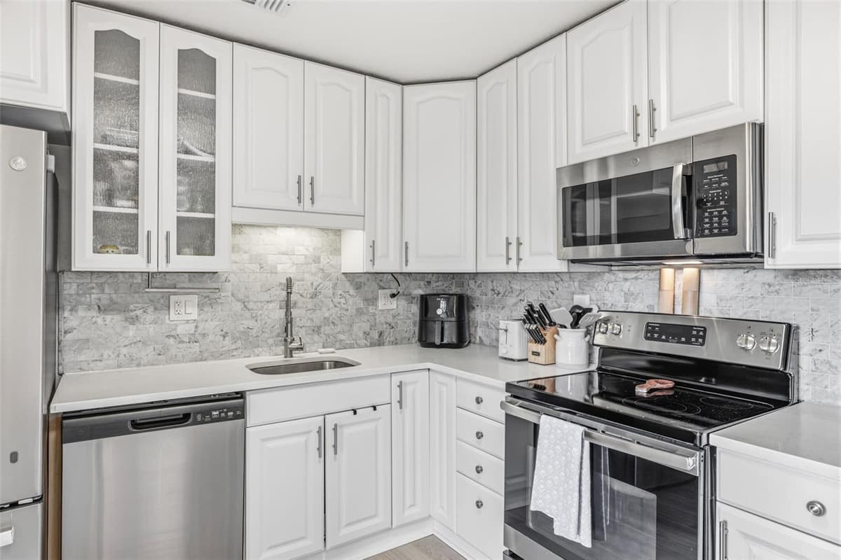 3913 WALLACE AVENUE — photo 9 of 25