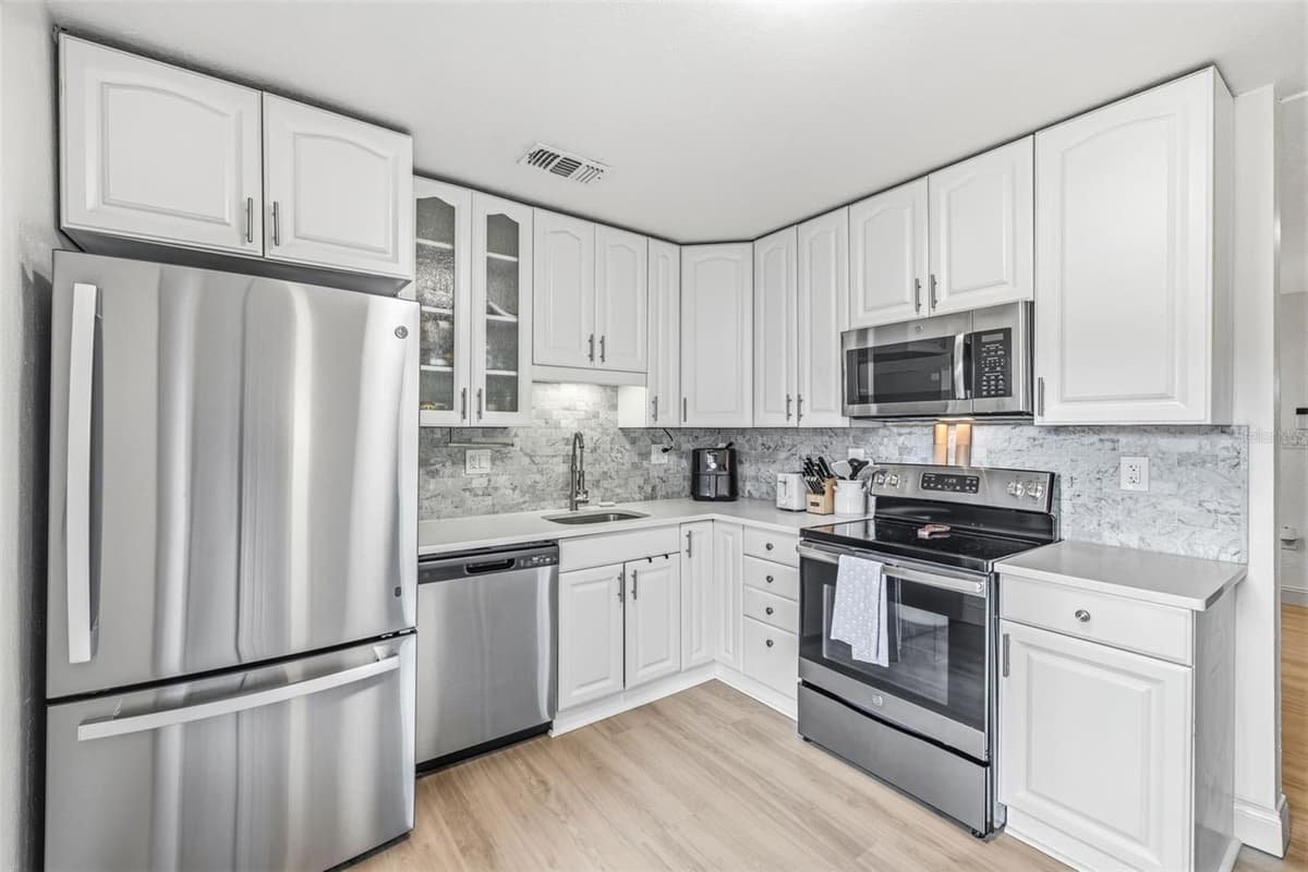 3913 WALLACE AVENUE — photo 8 of 25