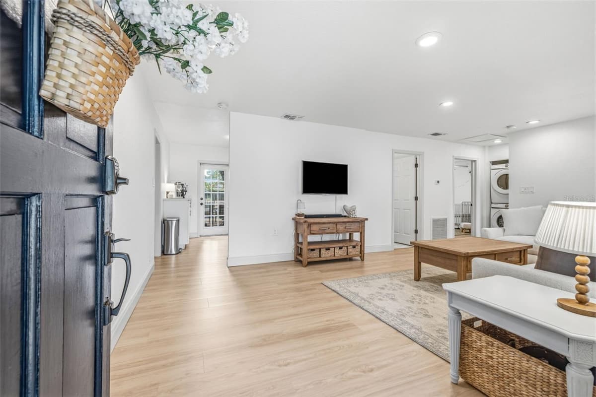 3913 WALLACE AVENUE — photo 4 of 25