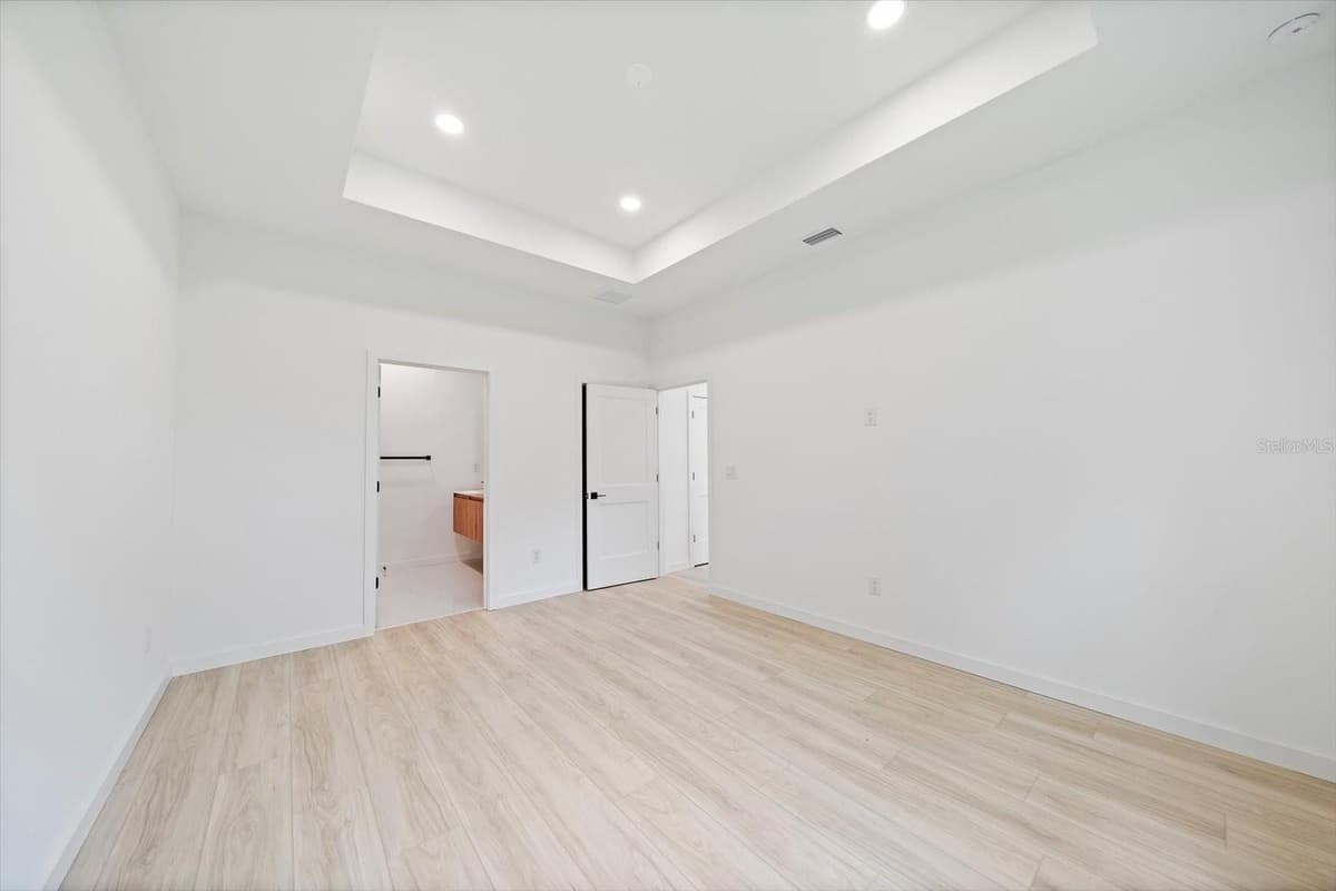 3938 ASCOT DRIVE — photo 4 of 29