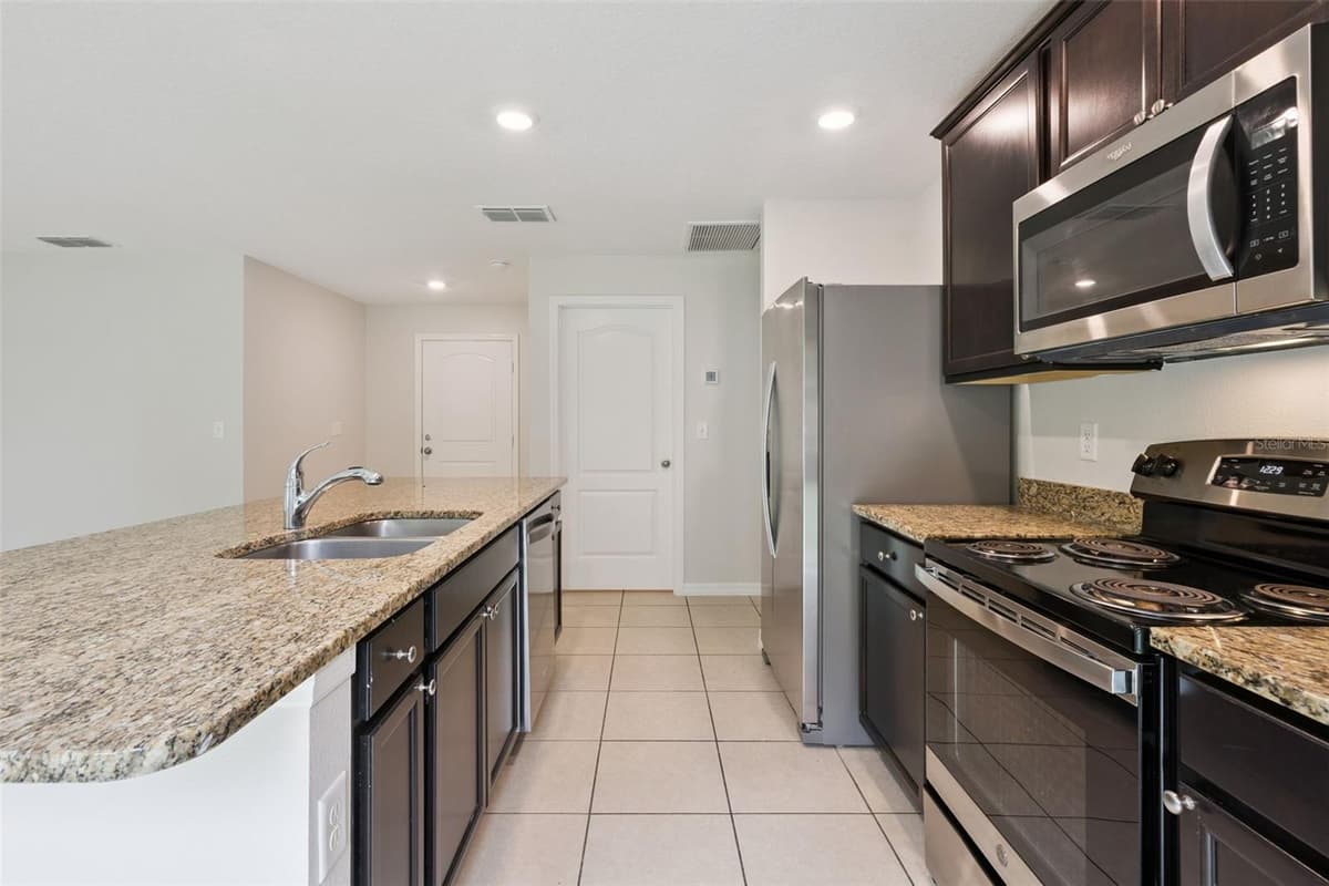 35685 ROSE MOSS AVENUE — photo 10 of 39