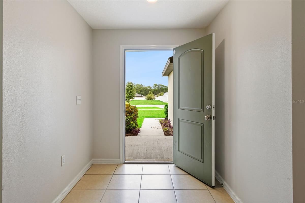 35685 ROSE MOSS AVENUE — photo 4 of 39