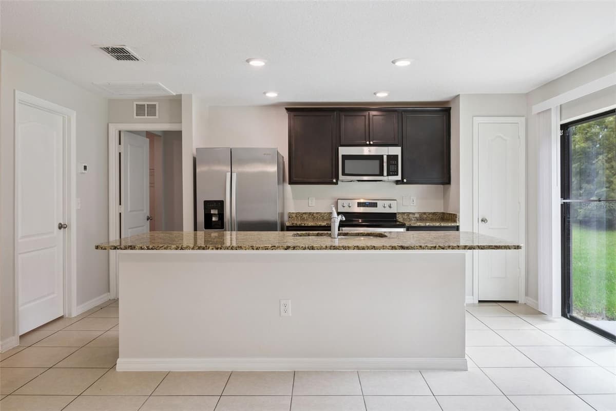35669 ROSE MOSS AVENUE — photo 9 of 38