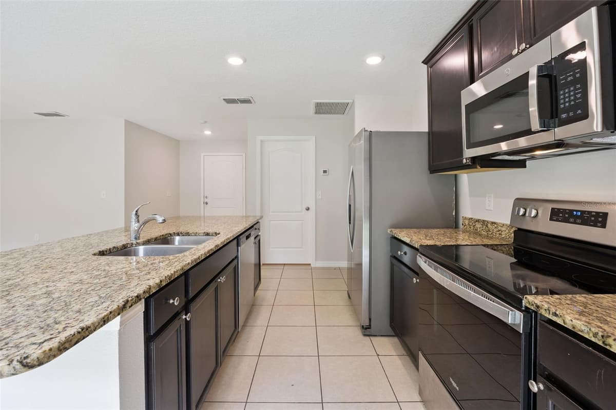 35669 ROSE MOSS AVENUE — photo 11 of 38