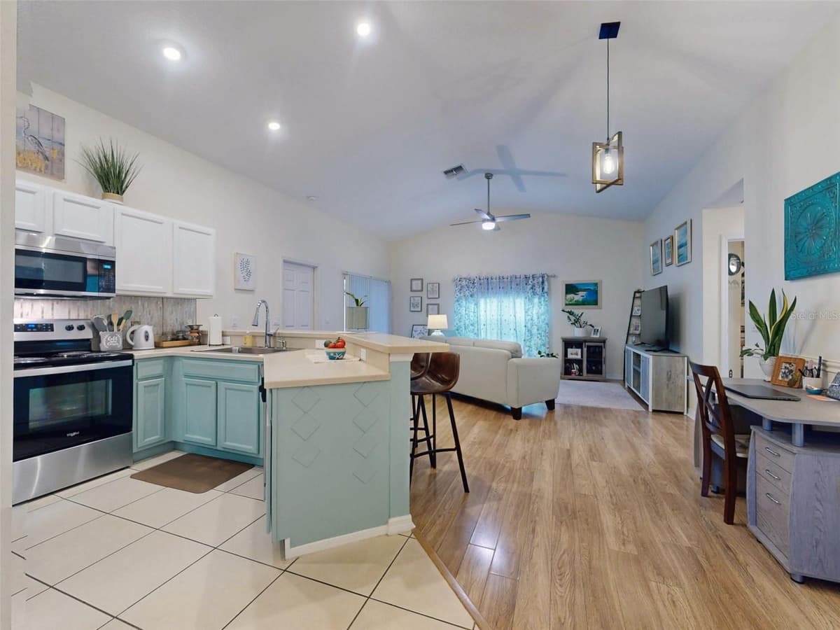 242 PINE BLUFF AVENUE — photo 4 of 34