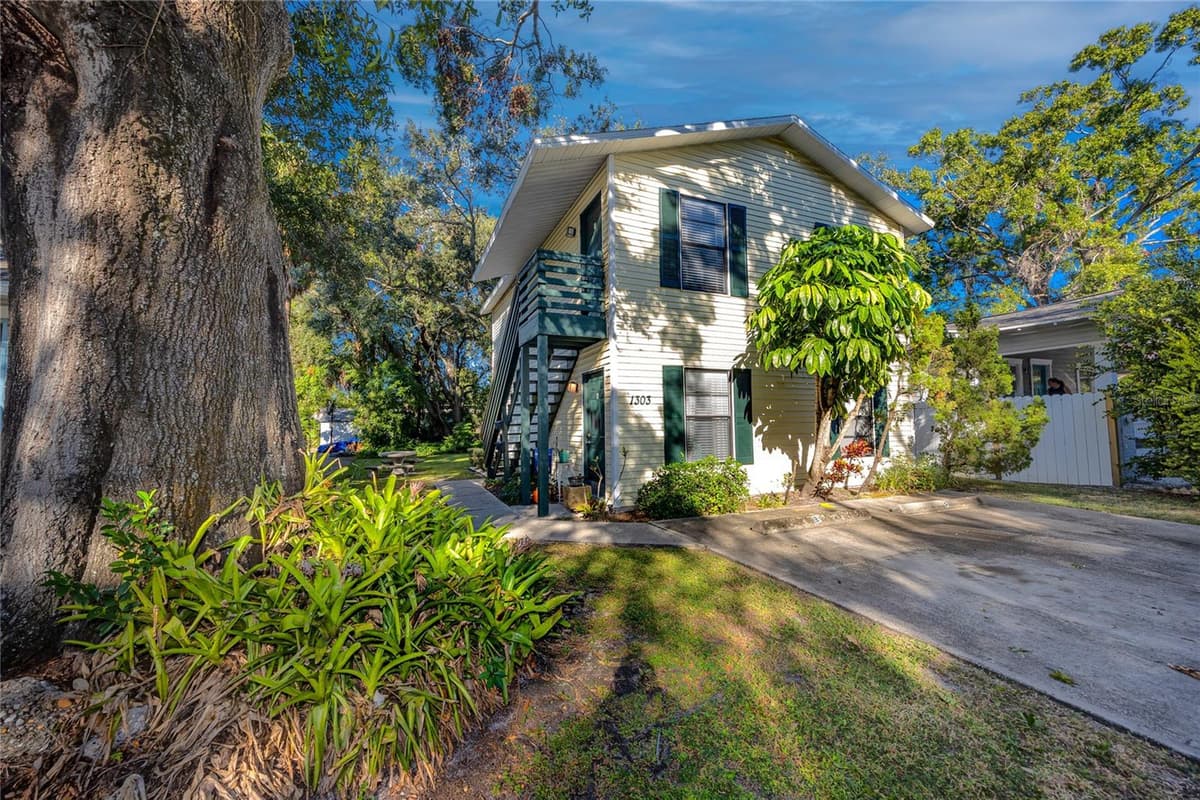 1303 MOODY AVENUE — photo 1 of 37