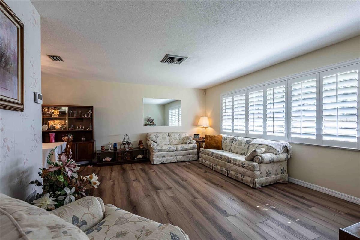 1830 OAK FOREST DRIVE — photo 5 of 46