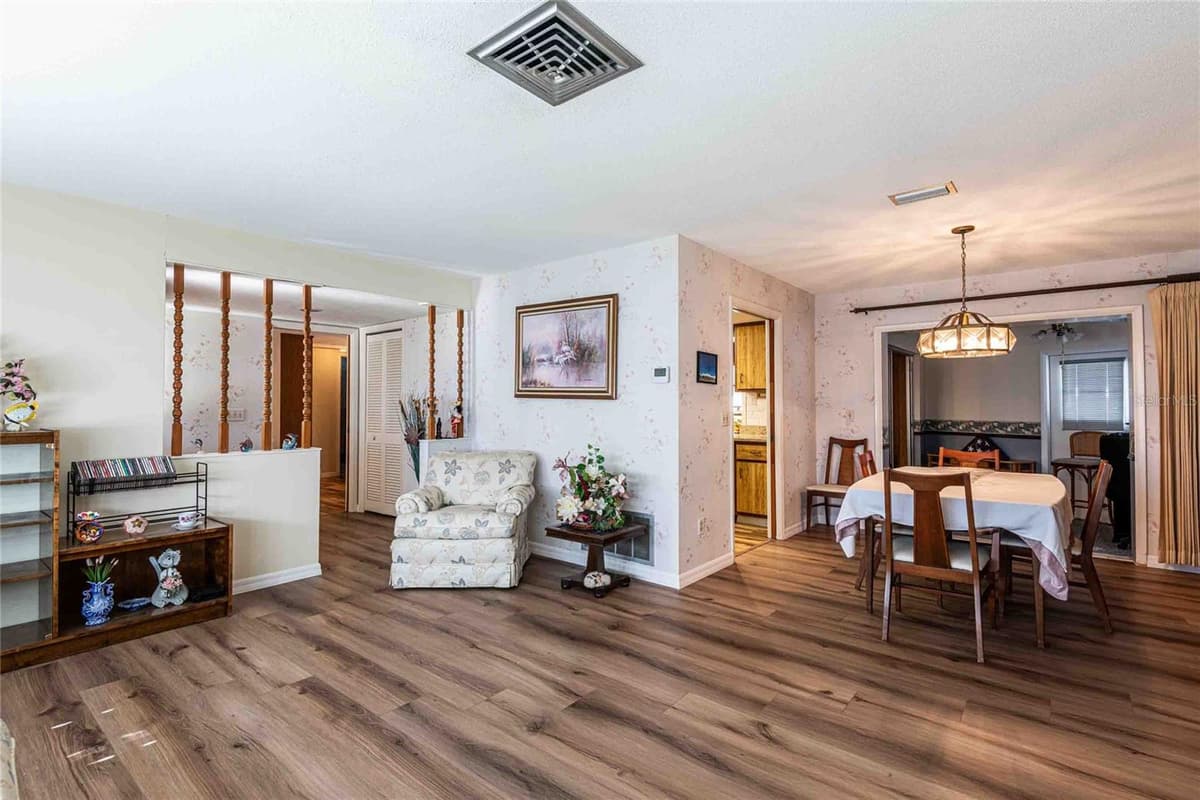 1830 OAK FOREST DRIVE — photo 8 of 46