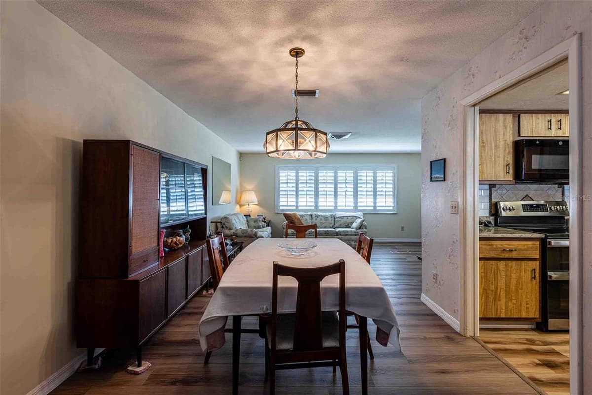 1830 OAK FOREST DRIVE — photo 11 of 46