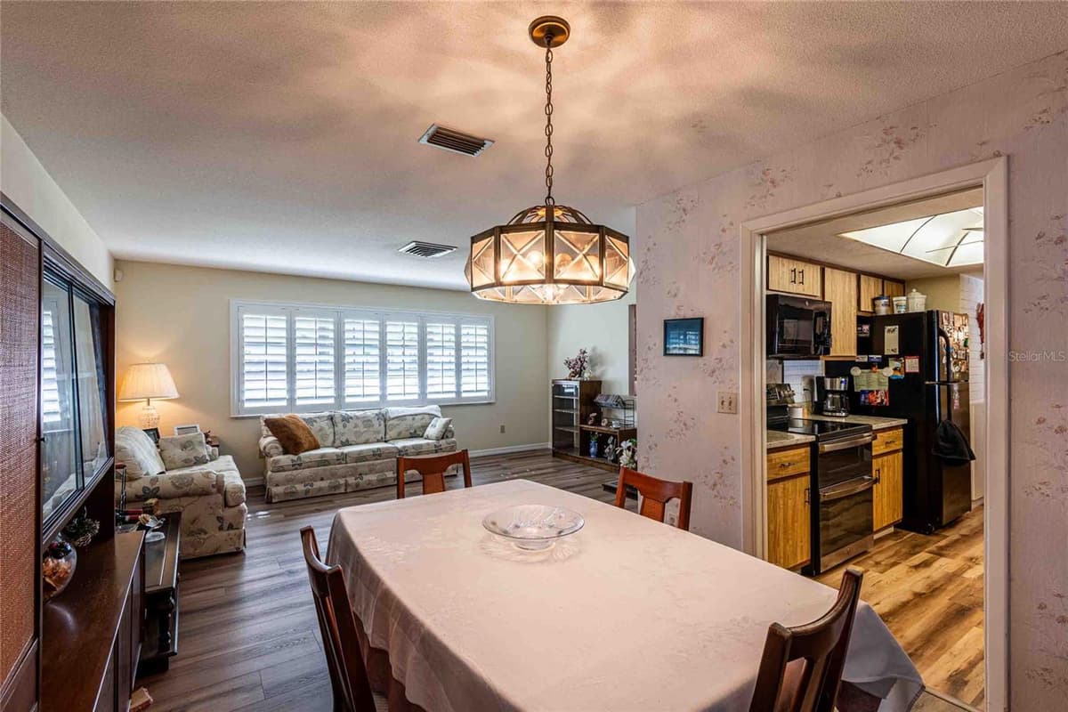1830 OAK FOREST DRIVE — photo 10 of 46