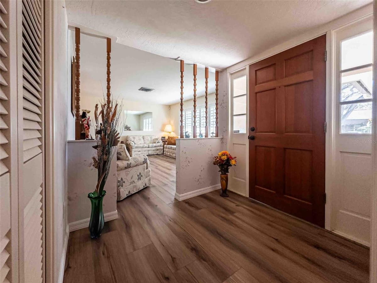 1830 OAK FOREST DRIVE — photo 4 of 46