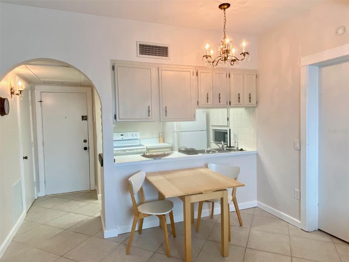 238 TAMPA AVENUE — photo 8 of 37
