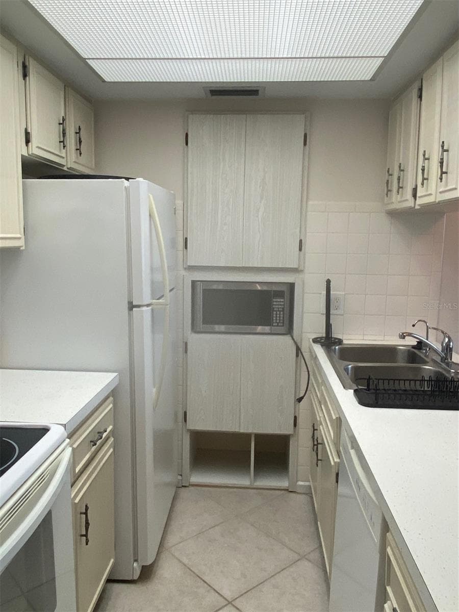 238 TAMPA AVENUE — photo 11 of 37
