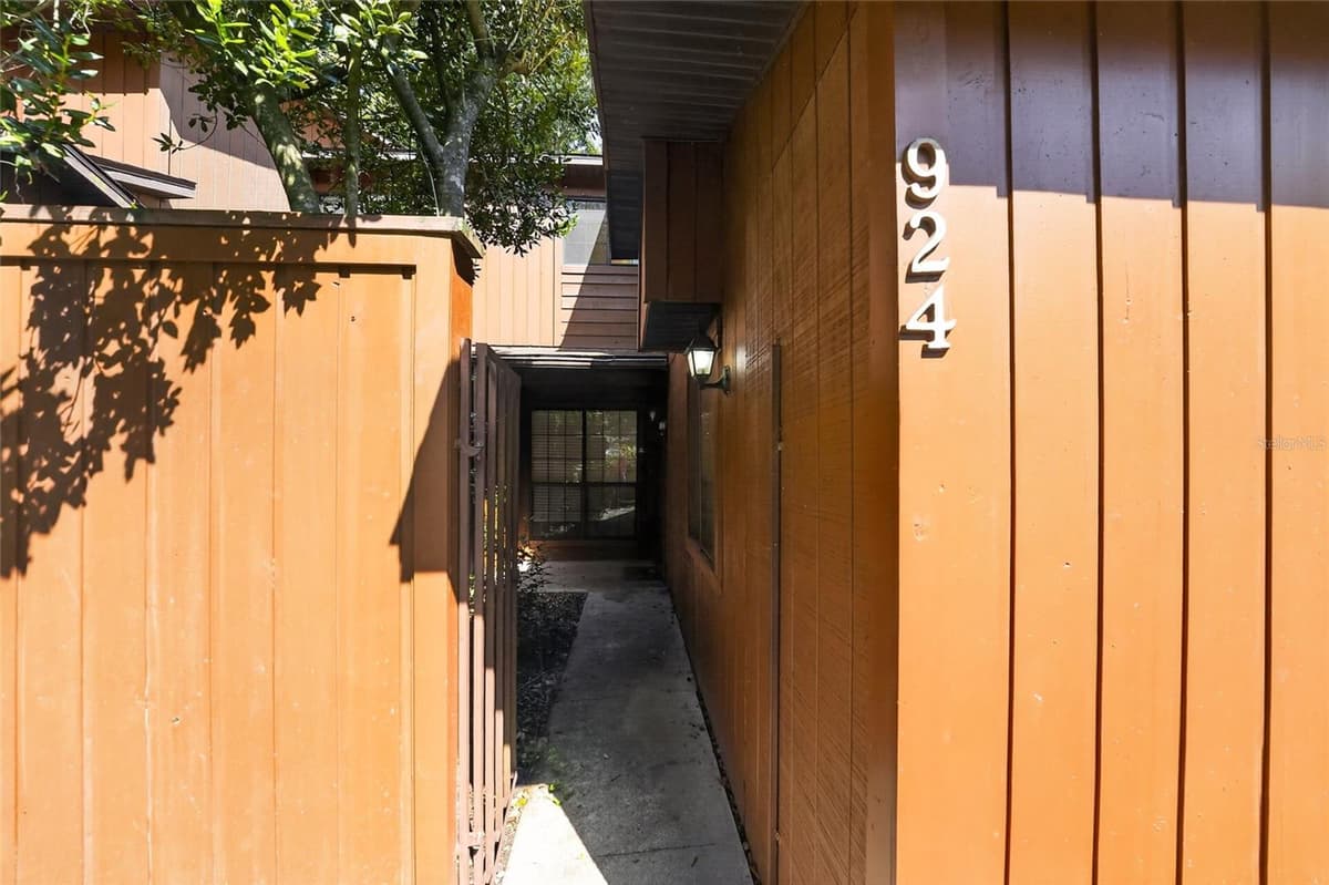 924 57TH DRIVE — photo 6 of 26