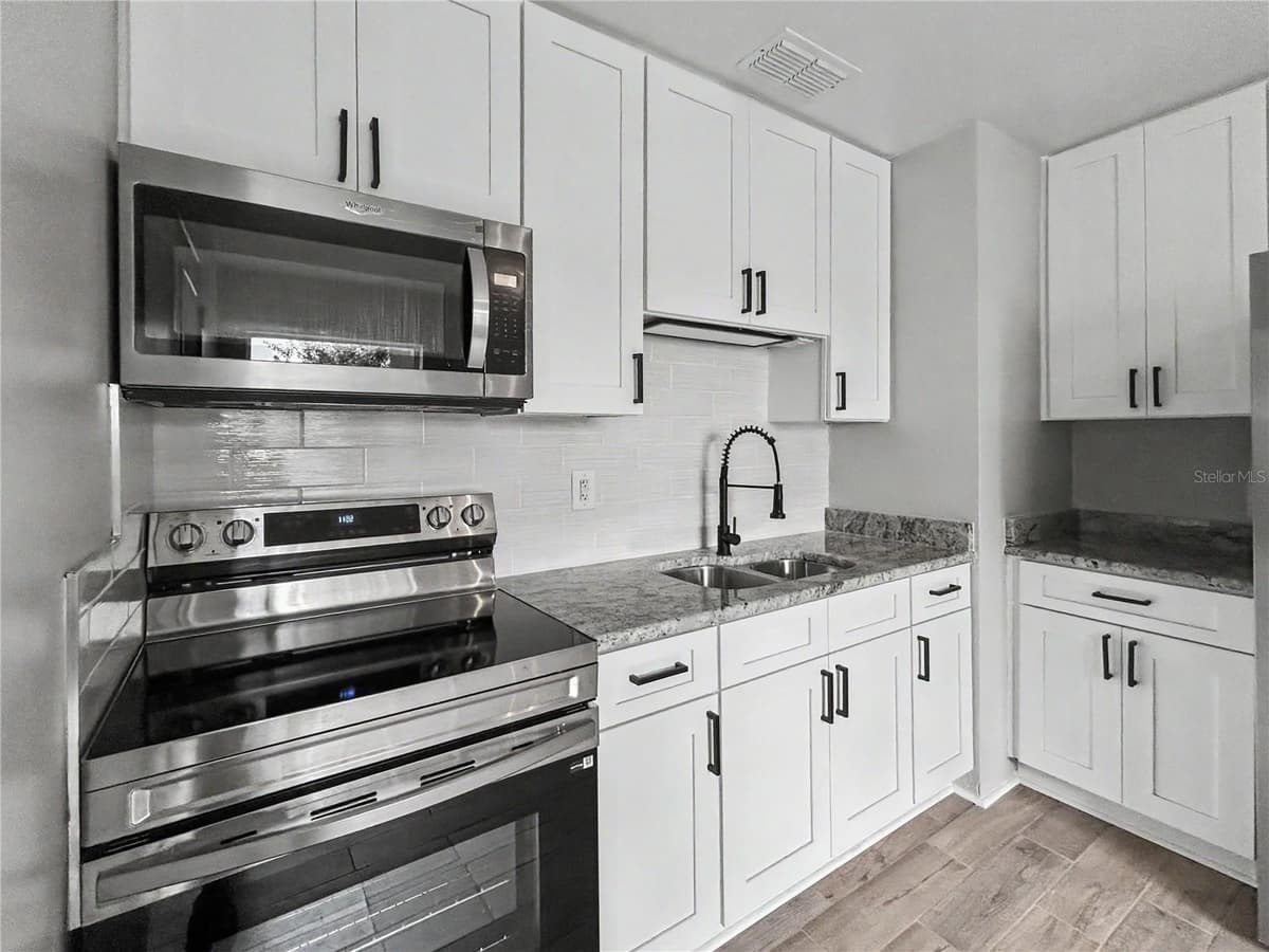 128 CENTER STREET — photo 13 of 26