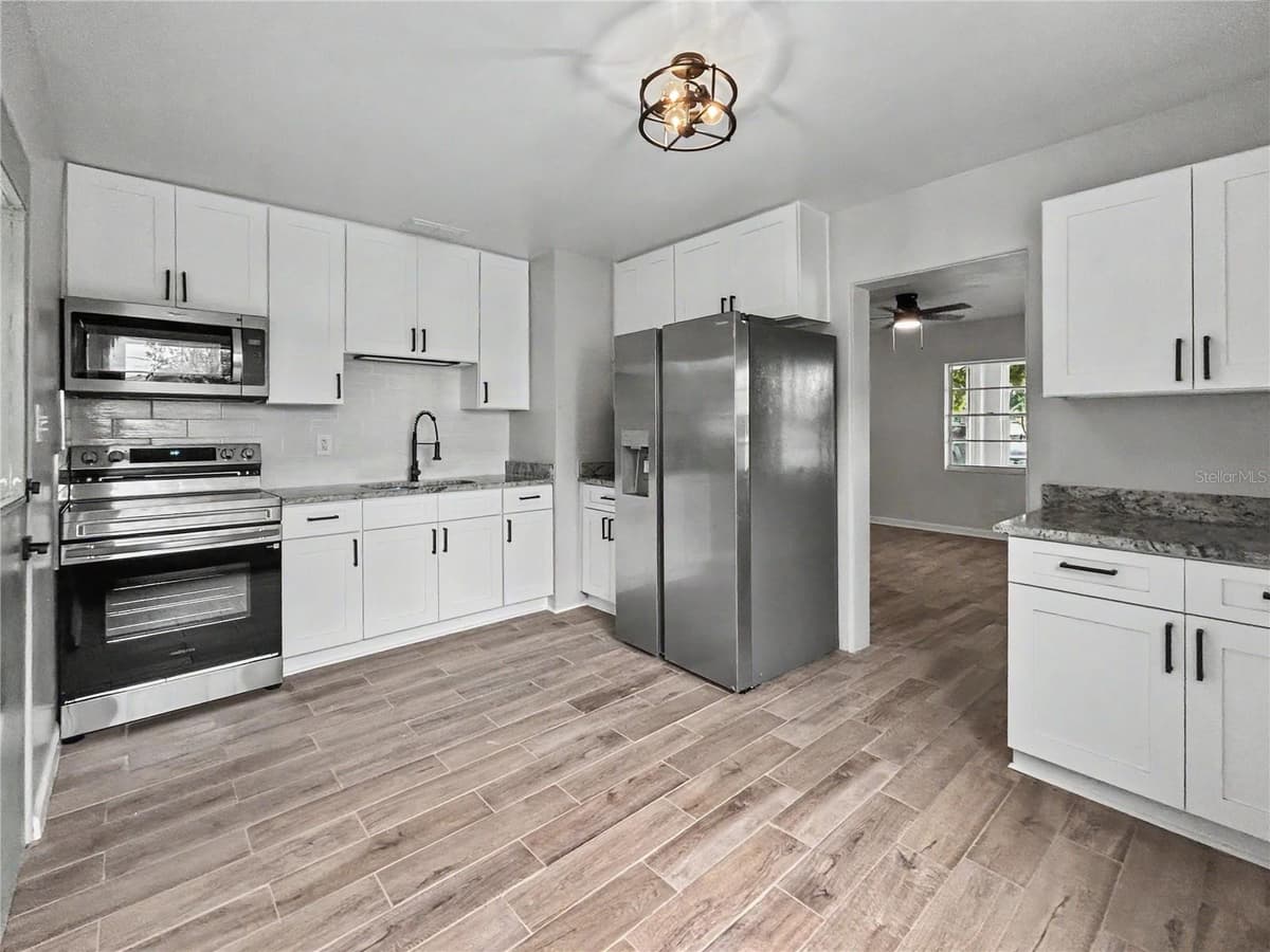 128 CENTER STREET — photo 10 of 26
