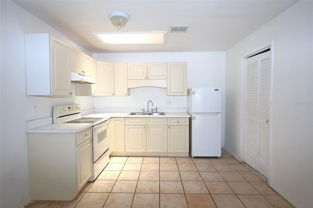 4179 SPITFIRE AVENUE — photo 8 of 21