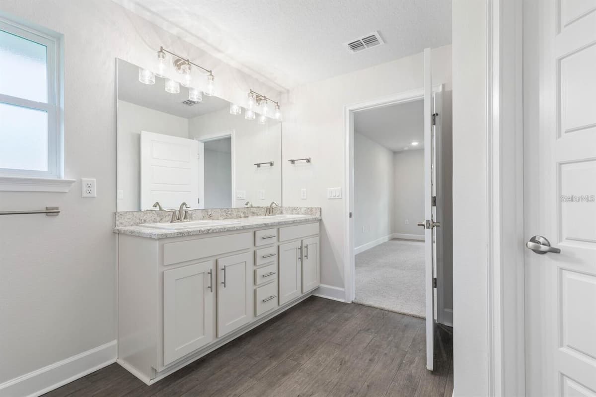 34 RYMSHAW DRIVE — photo 8 of 14