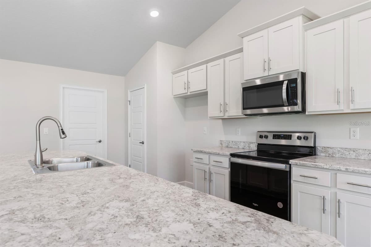 34 RYMSHAW DRIVE — photo 3 of 14