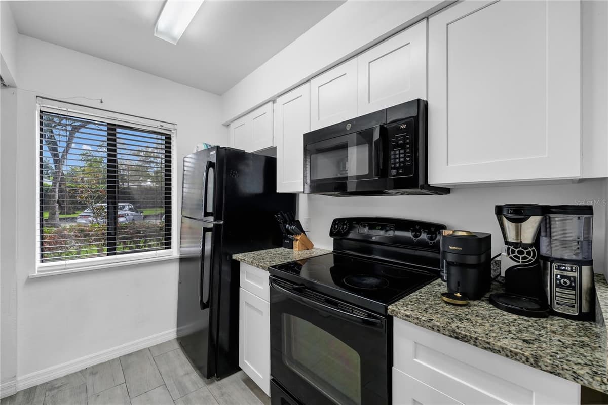 202 RIVERBEND DRIVE — photo 10 of 35