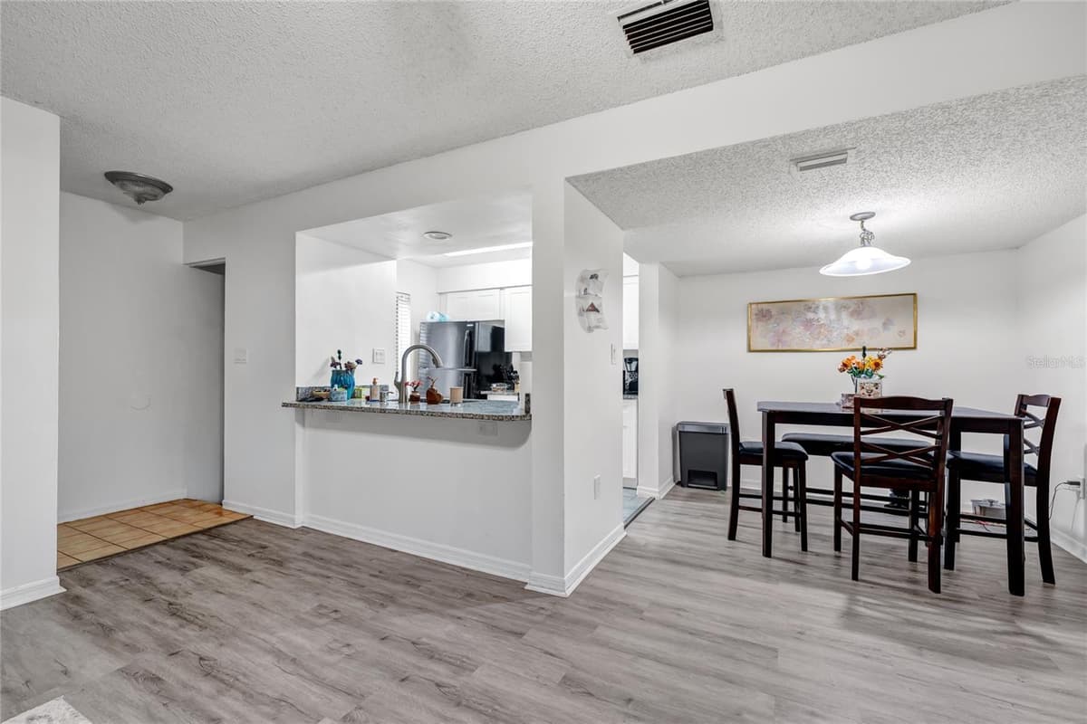 202 RIVERBEND DRIVE — photo 3 of 35