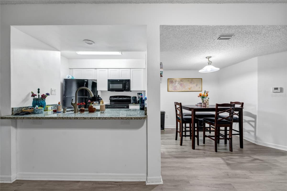 202 RIVERBEND DRIVE — photo 4 of 35