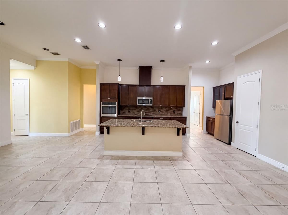 918 BLACKTHORN DRIVE — photo 2 of 28