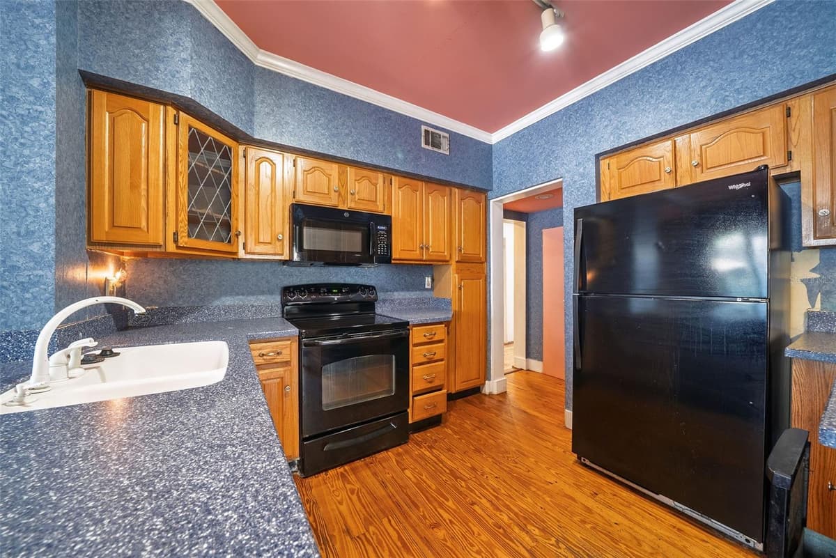 813 GREENWOOD STREET — photo 9 of 40