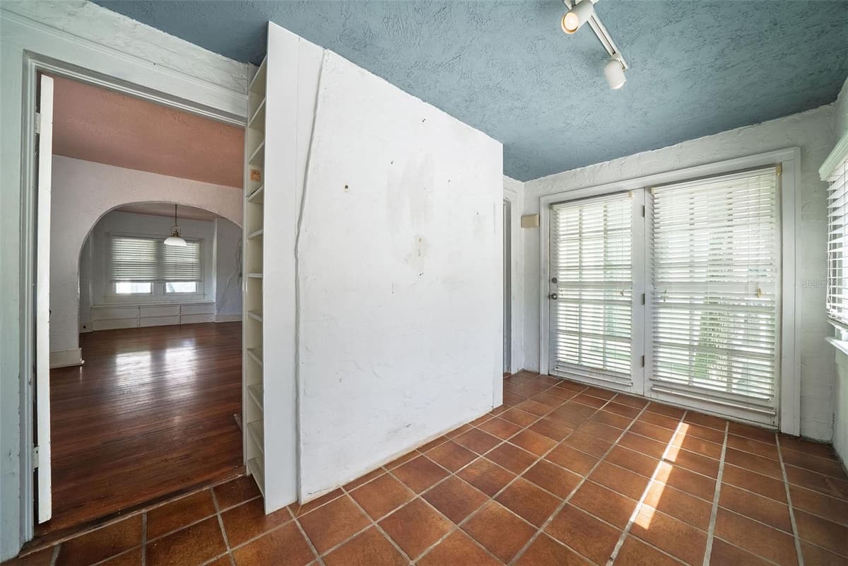 813 GREENWOOD STREET — photo 3 of 40