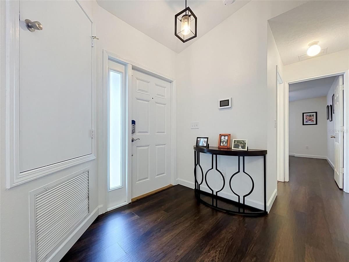 7710 CARRIAGE POINTE DRIVE — photo 4 of 44