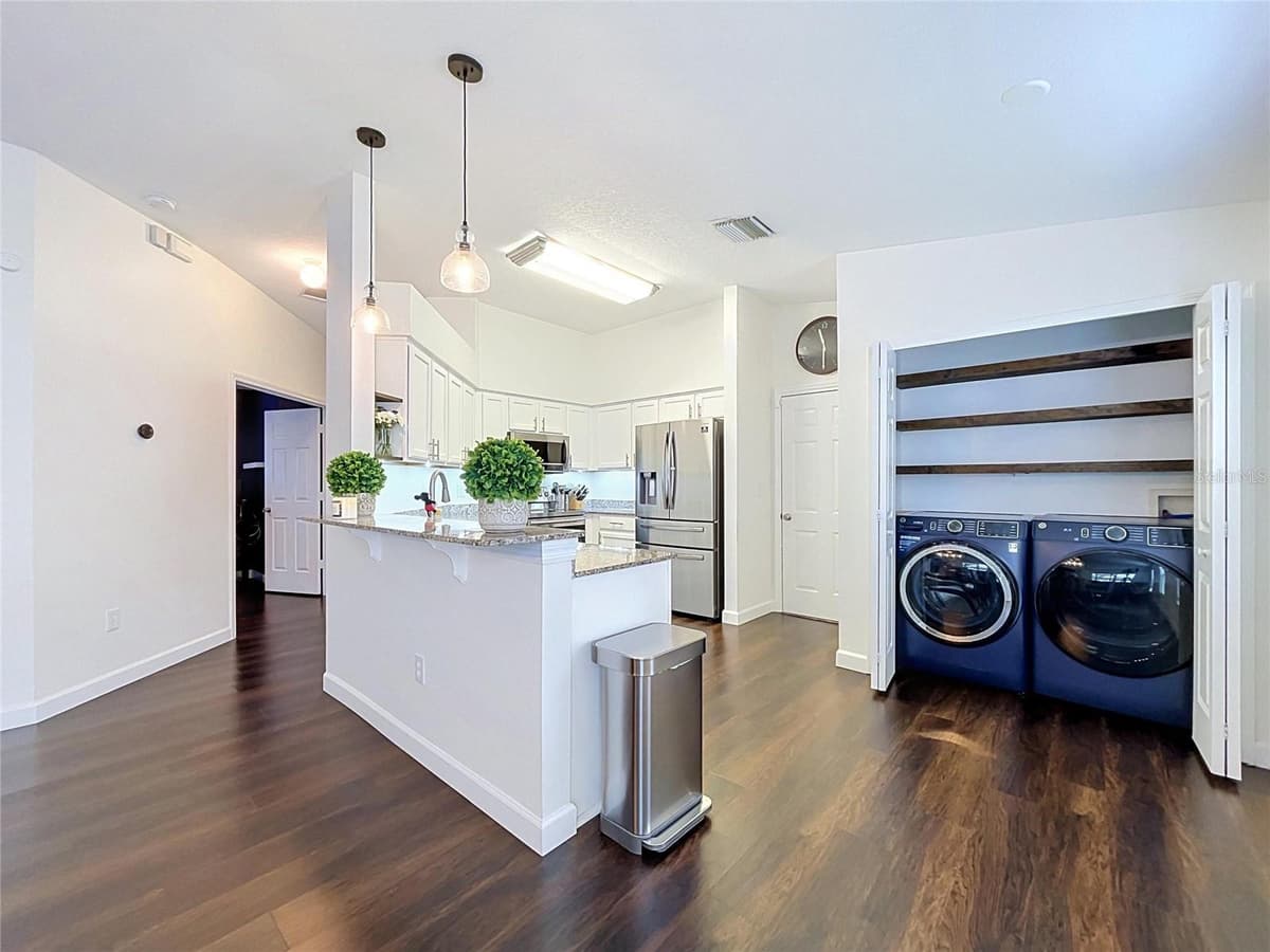 7710 CARRIAGE POINTE DRIVE — photo 10 of 44