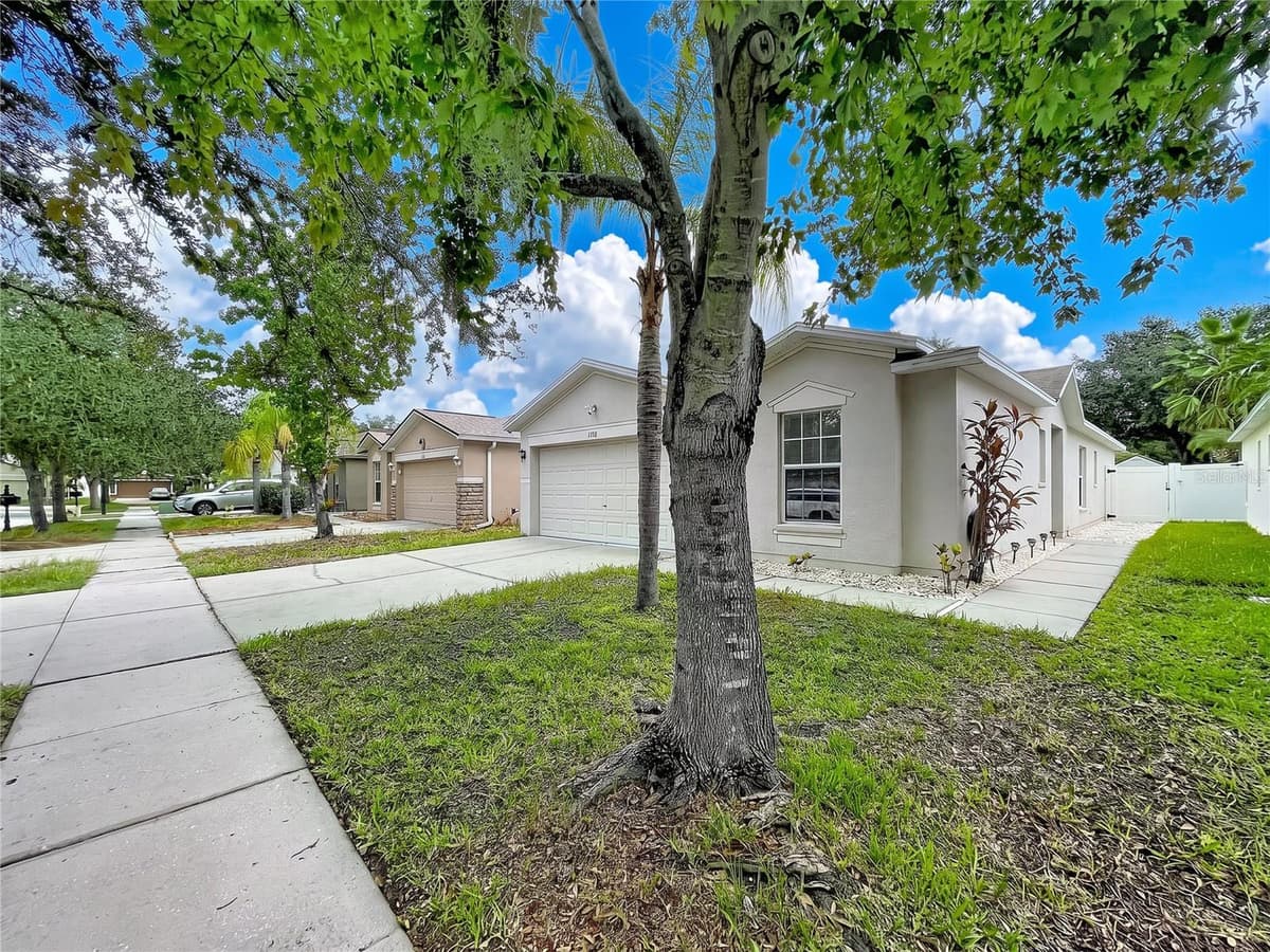 7710 CARRIAGE POINTE DRIVE — photo 2 of 44