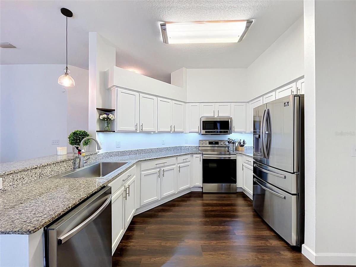7710 CARRIAGE POINTE DRIVE — photo 9 of 44