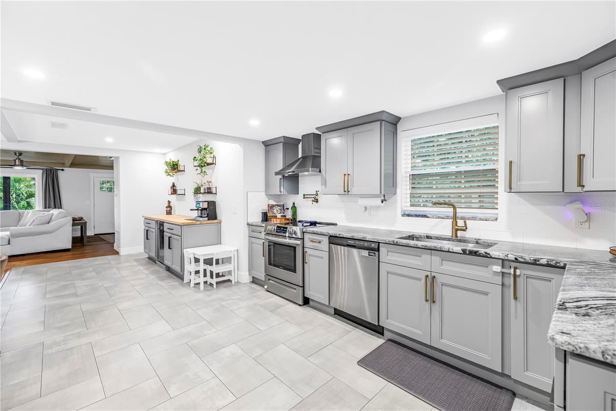 3935 BURLINGTON AVENUE — photo 18 of 67