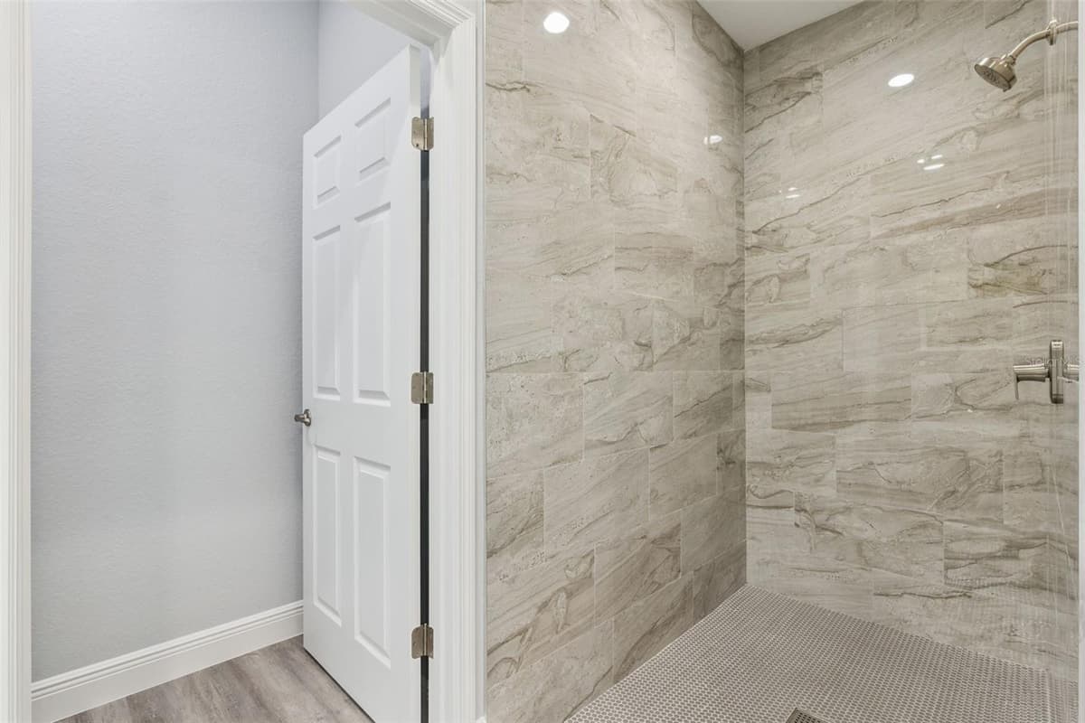 2043 WATERSEDGE DRIVE — photo 15 of 34