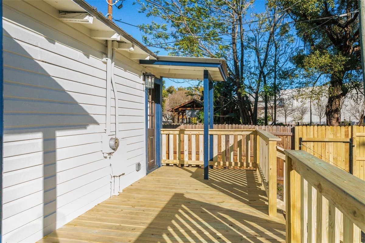 511 FRANCES AVENUE — photo 19 of 23