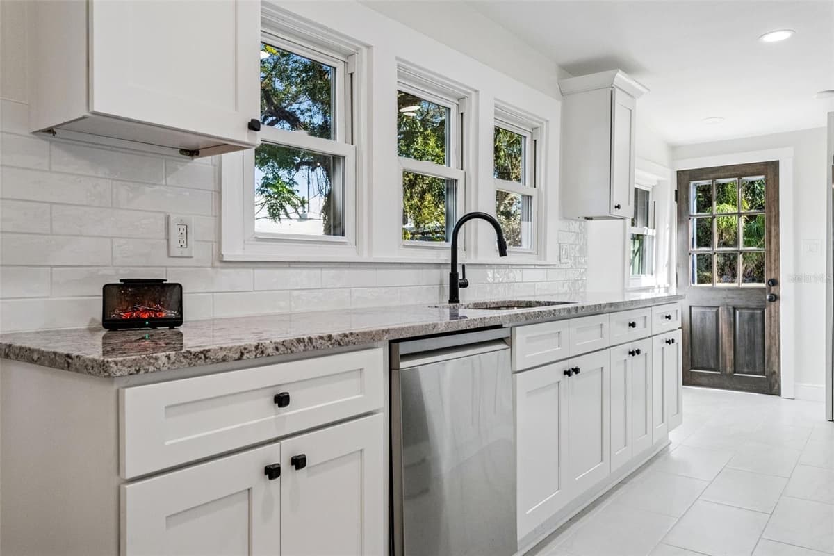 511 FRANCES AVENUE — photo 10 of 23